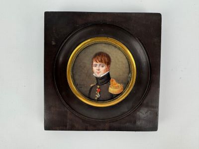 portrait d'un jeune garçon vêtu d'un manteau noir bordé d'or