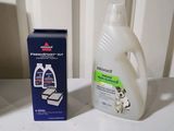 une bouteille de lessive et une boîte de savon posées sur une table