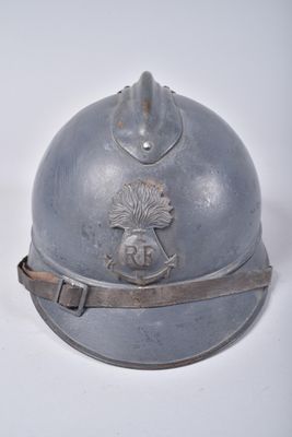 un casque argenté orné d'une fleur sur un fond blanc