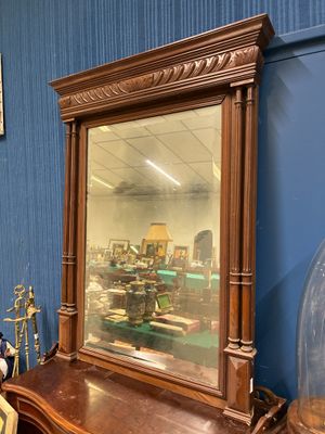 un miroir posé sur une commode dans une pièce