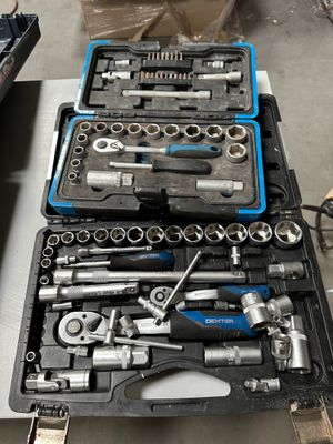 un grand nombre d'outils posés sur une table