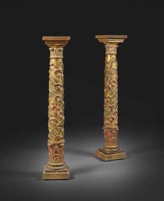 une paire de colonnes sculptées et dorées reposant sur des socles