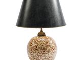 une image d'une lampe de table avec un abat-jour noir