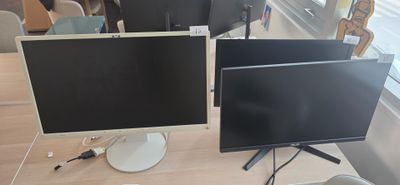 deux écrans posés côte à côte sur un bureau