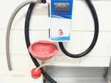 un évier muni d'un robinet et dans lequel se trouve un robinet