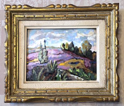 une peinture à l'huile représentant un paysage, dans un cadre doré, accrochée au mur