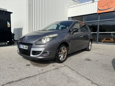 une voiture grise garée devant un bâtiment dans un parking