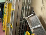 une salle remplie de différents types d'équipements