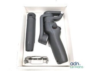 un pistolet dans une boîte contenant un couteau