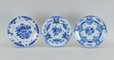 trois assiettes bleues et blanches ornées de fleurs, posées sur une table