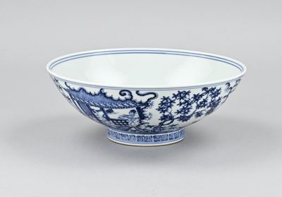 a blue and white bowl with a dragon design on the rim