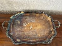 Un plateau de service et 6 verres à pieds en métal argenté, … (photo 3)
