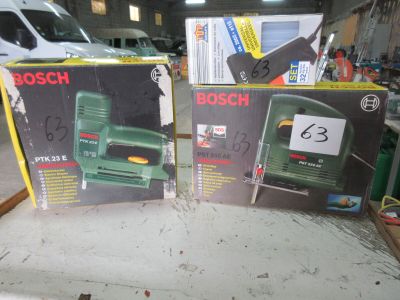 deux cartons d'outils électriques Bosch posés sur une table dans un garage