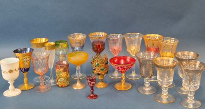 de nombreux verres aux couleurs variées sur un fond bleu