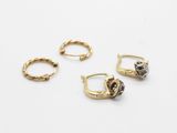trois paires de bagues en or serties de diamants noirs