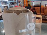 un verre posé sur une table dans une pièce