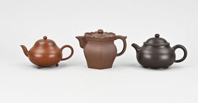 trois types différents de théières posées les unes à côté des autres