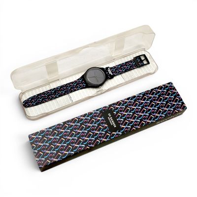 une montre dans un étui orné d'une cravate