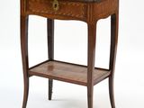 une photo d'une table d'appoint avec un plateau en marbre