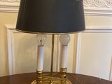 une lampe posée sur une table sur laquelle se trouve une lampe