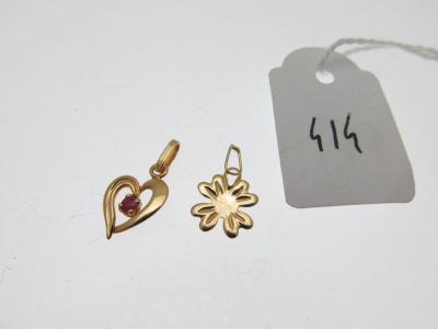 un gros plan sur une étiquette sur laquelle est accrochée une paire de boucles d'oreilles