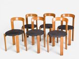 six chaises alignées