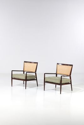une paire de chaises dans le style d'une paire de fauteuils