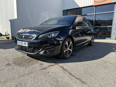 une voiture noire garée devant un bâtiment