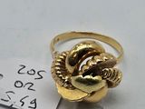 une bague en or ornée d'un serpent, avec une étiquette de prix
