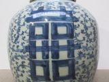 un vase bleu et blanc orné d'un motif bleu et blanc