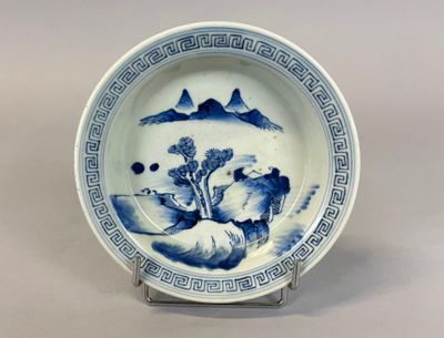 Coupe sur piédouche en porcelaine bleu/blanc à décor d'un pa…