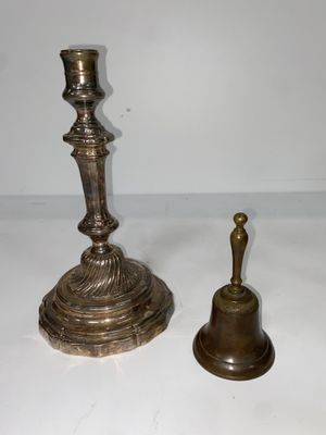 paire de chandeliers anciens en laiton sur fond blanc