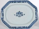 une image représentant une assiette bleue et blanche ornée d'un motif