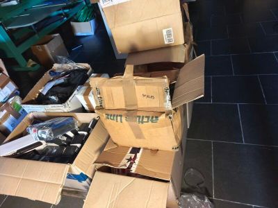 une pile de boîtes posées sur le sol d'une pièce