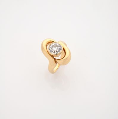 une bague en or sertie d'un diamant au centre