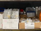 une étagère métallique sur laquelle sont posées de nombreuses bouteilles et récipients