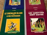 trois livres posés sur une table