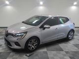 la voiture argentée est garée dans le garage sur un sol en damier