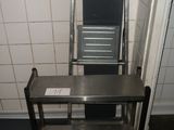 une table en métal sur laquelle est posé un miroir, dans une salle de bains