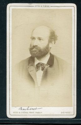une vieille photo d'un homme barbu en costume et nœud papillon