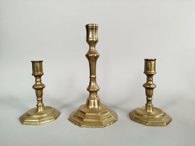 Réunion de trois bougeoirs en bronze doré à fût balustre et …