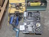 une caisse à outils posée par terre à côté d'une palette