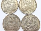 quatre pièces d'argent sur lesquelles figurent les noms de différents pays
