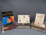 plusieurs livres sont empilés sur une table