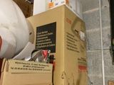 Des boîtes et des pinces sont empilées sur une étagère dans un garage