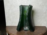 un vase vert posé sur une table en bois