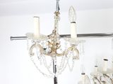 un lustre suspendu au plafond d'une pièce