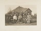 un groupe d'hommes assis sur un banc devant une maison
