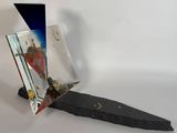 une photo représentant un miroir et un caillou posés sur une surface blanche