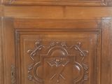 une image d'une armoire en bois avec des sculptures sur les portes
